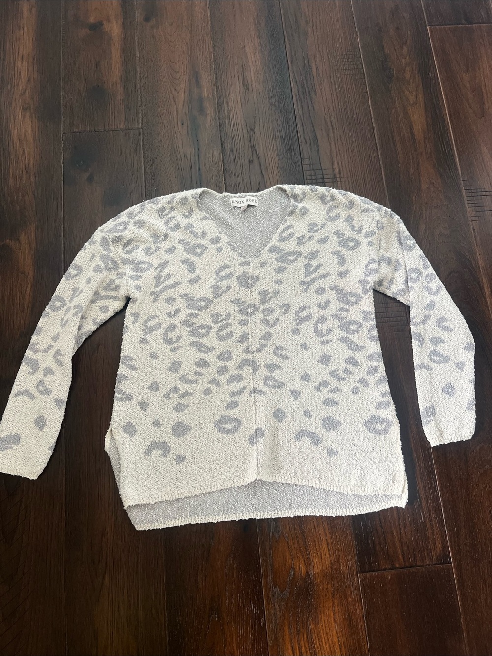 Knox Rose Light Gray Leopard-Print V-Neck Sweater